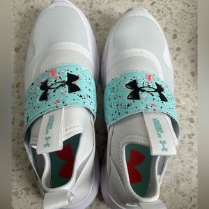 Under Armour woman’s 9.5 no lace light weight